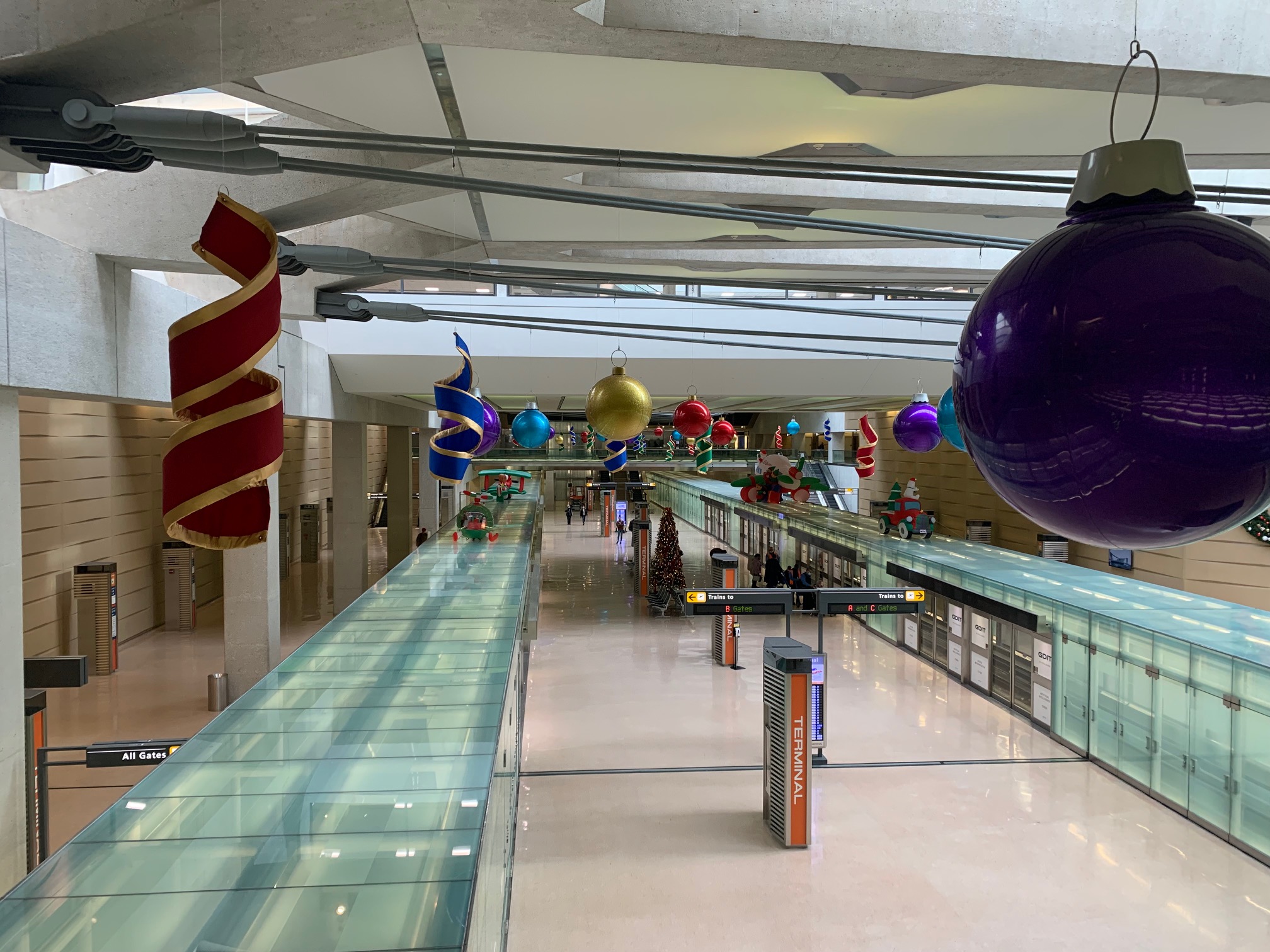 Dulles holiday decorations